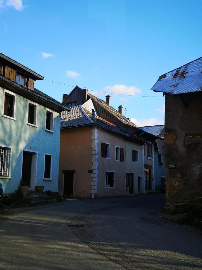 Joli T2 Dans Une Maison De Village Chateauroux-les-Alpes Buitenkant foto